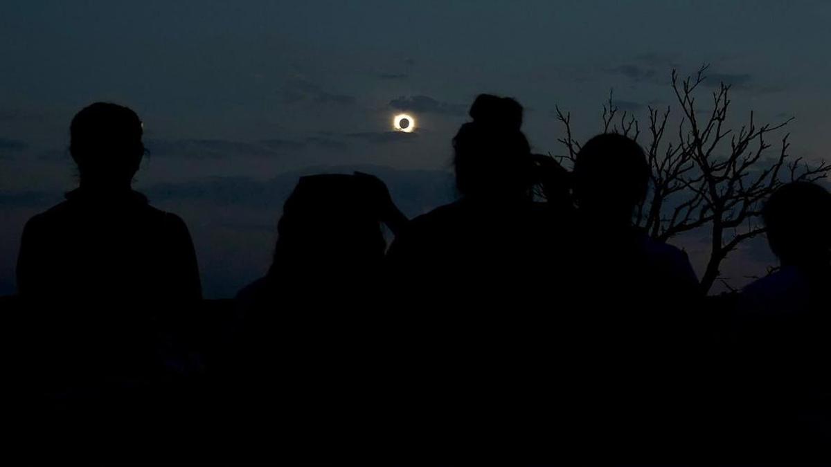 ECLIPSE TOTAL DE SOL | De las nubes en Asturias a la puesta de sol en Baleares: así ha sido el eclipse en cada zona de España