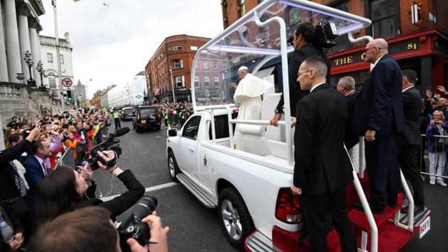 El papa Francesc, desfilant pels carrers de Dublín.