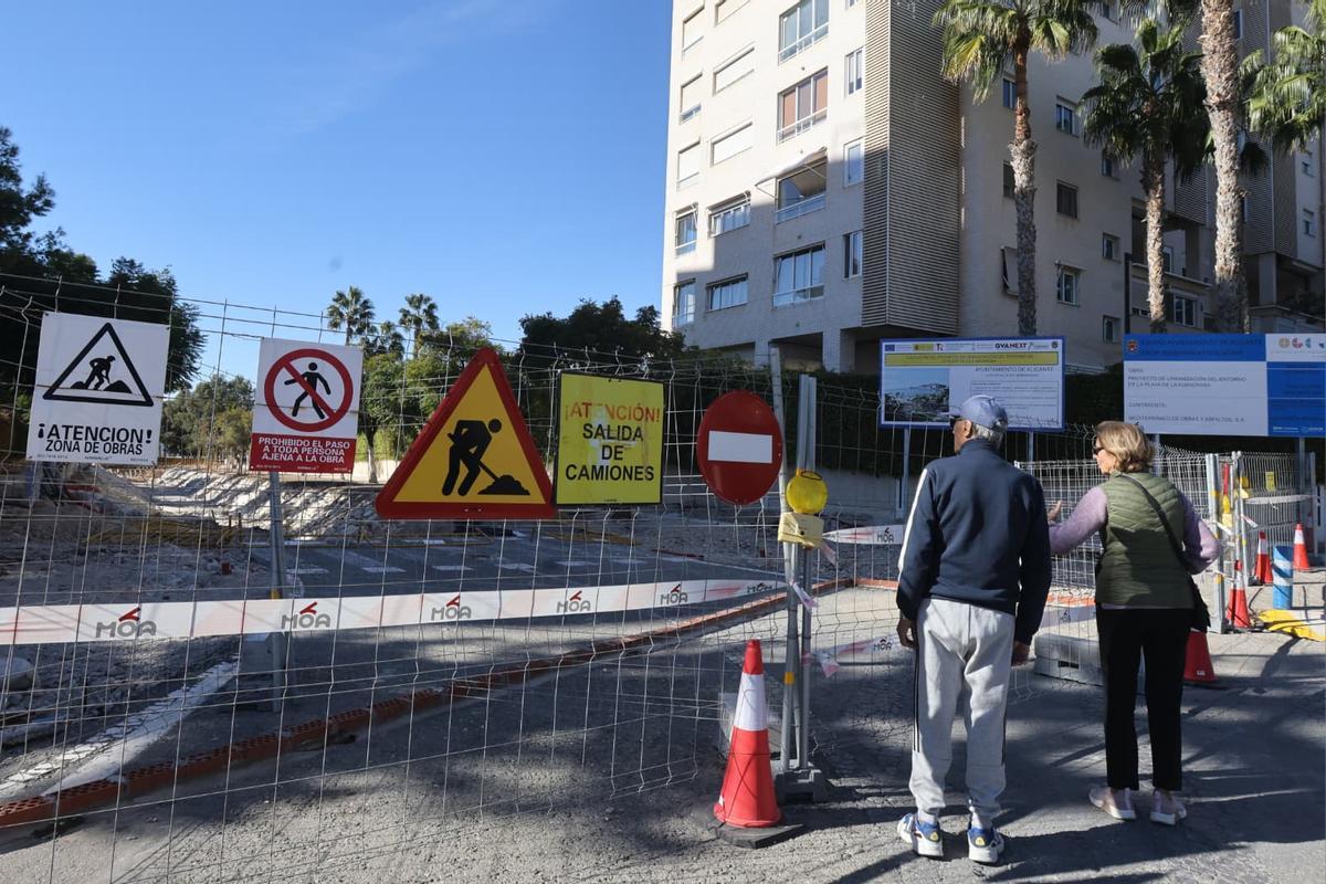 Obras alrededor de la playa de la Almadraba de Alicante.