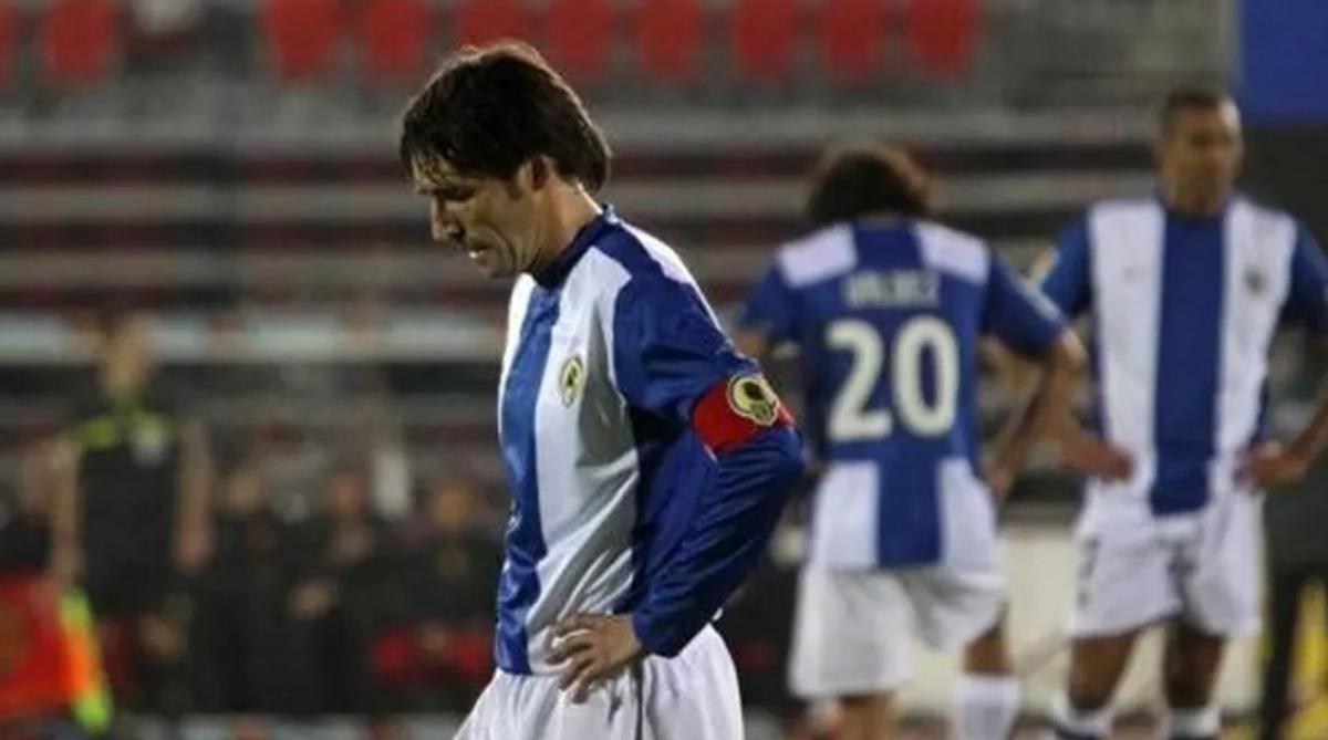 Sendoa, cabizbajo, en primer plano, durante un partido del Hércules