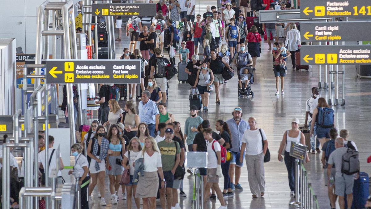 Lunes de agosto, cientos de pasajeros y, de momento, normalidad en la terminal