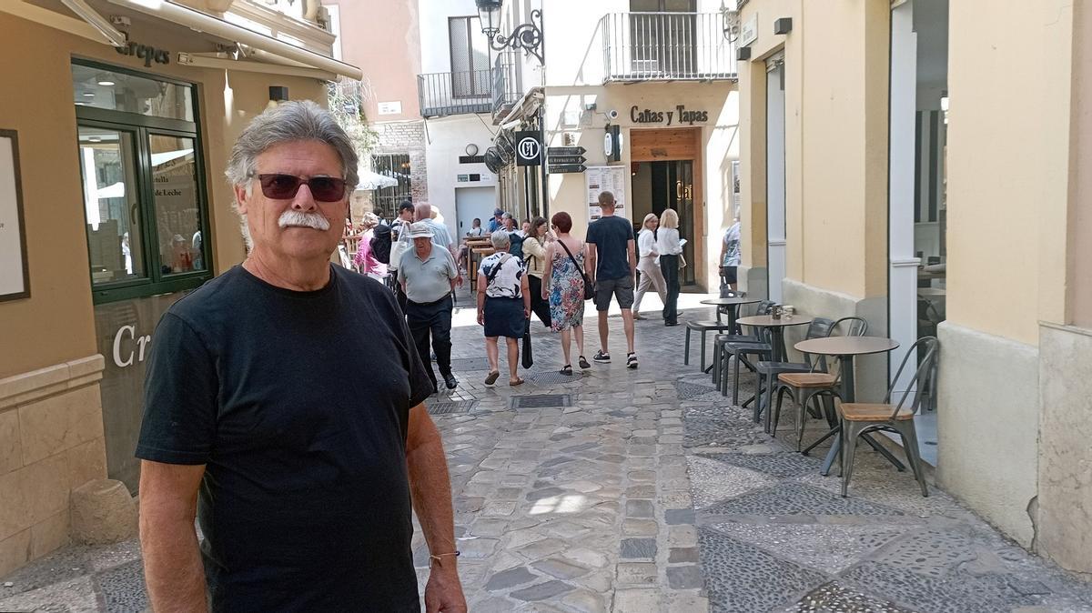 Cristóbal Díaz Lozano, en la calle San Agustín donde, según su teoría, habría en el subsuelo gradas del anfiteatro romano de Málaga.