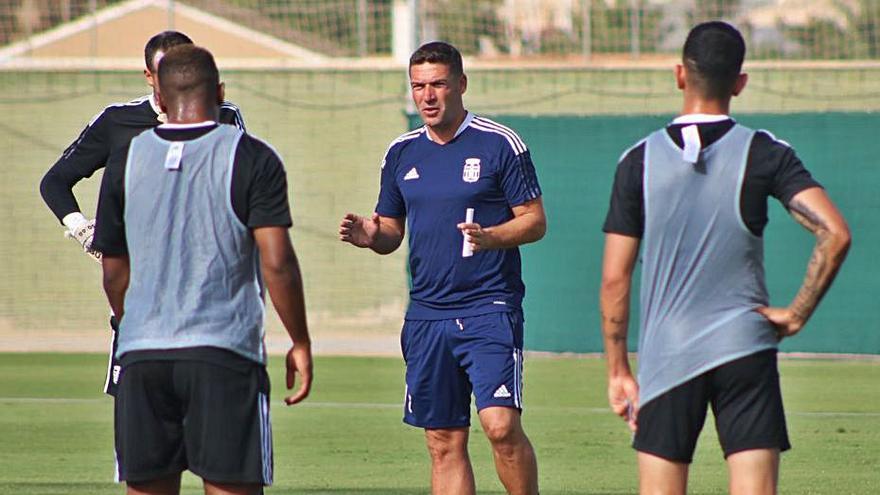 Carrión y sus jugadores en los primeros entrenamientos. | PFC