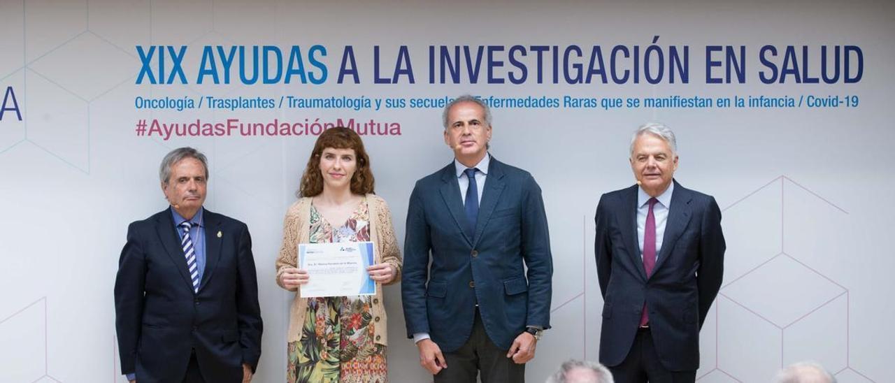 La doctora Marina Paradela, tras recibir la ayuda para financiar el proyecto, de manos del consejero de Salud de Madrid, Enrique Ruiz Escudero, el presidente de la Fundación Mutua Madrileña, Ignacio Garralda, y su homólogo del comité científico de esa entidad, Rafael Matesanz.