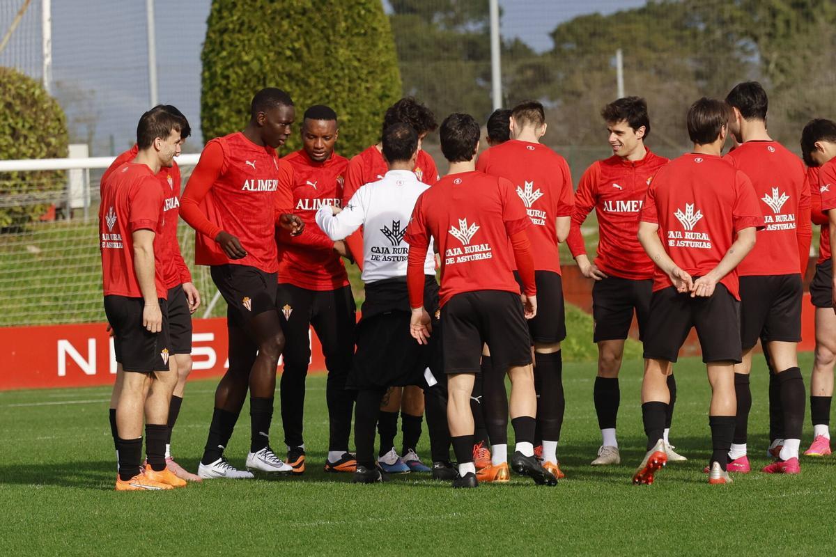 Plantilla del Sporting, en Mareo.