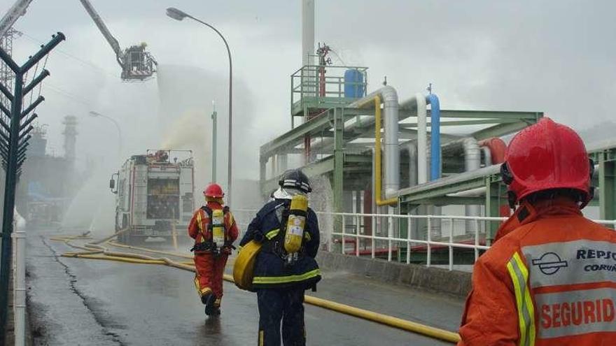 Un momento de un simulacro en la refinería.