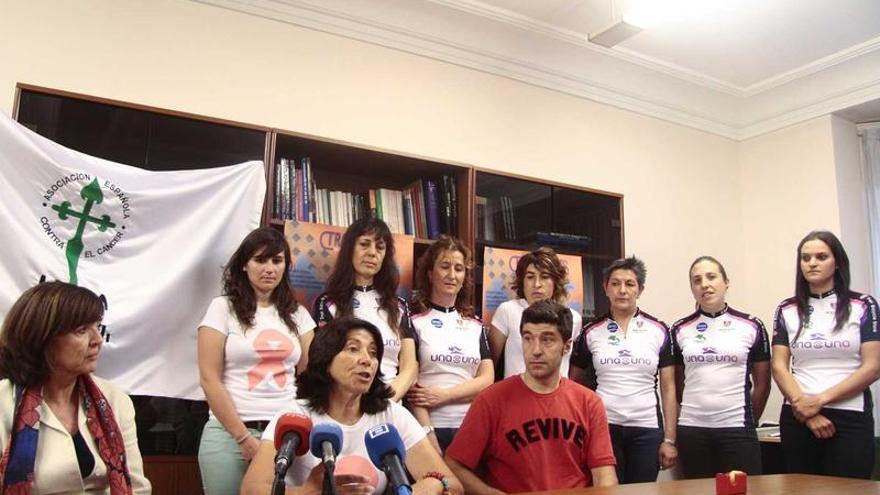 Rosa Fernández, en el centro, junto a Chechu Rubiera, presenta su proyecto por el Atlas.