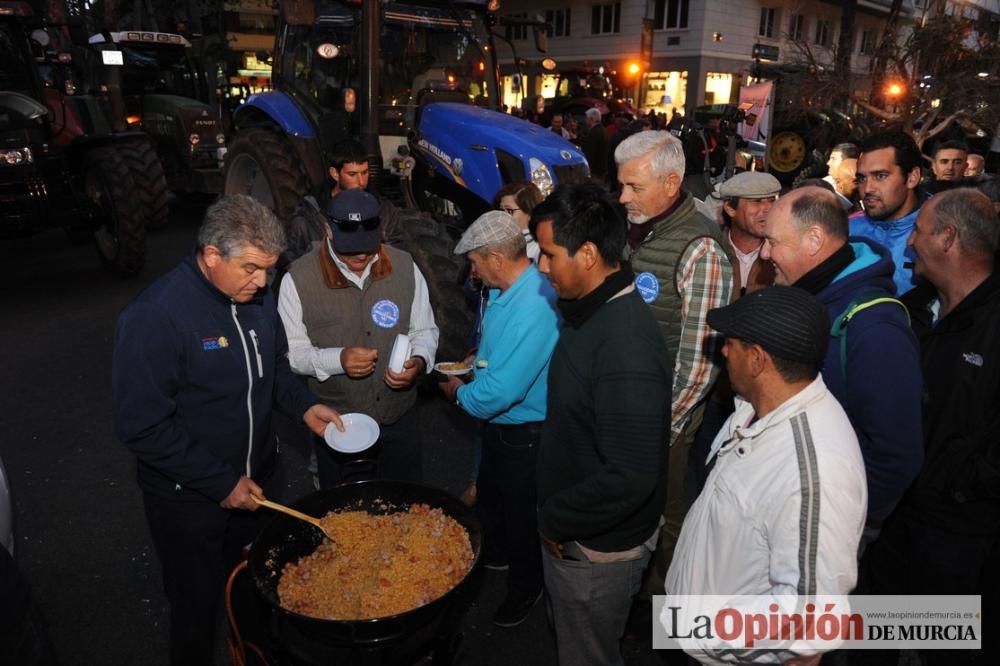 La noche de protesta de los agricultores se pasa con migas