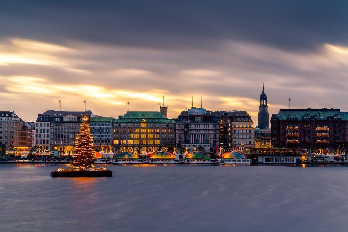 Navidad en Hamburgo: bailar bajo la luna, navegar por un río y comer  pescado - Viajar