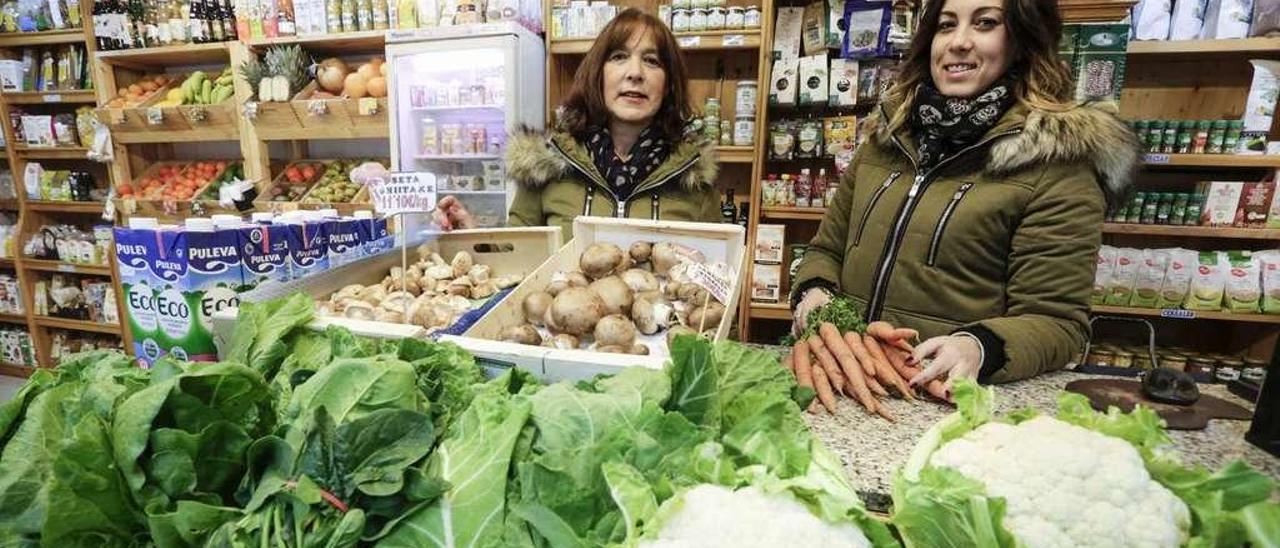 Ana Abeledo y Andrea Yáñez, en el puesto ecológico del Fontán.