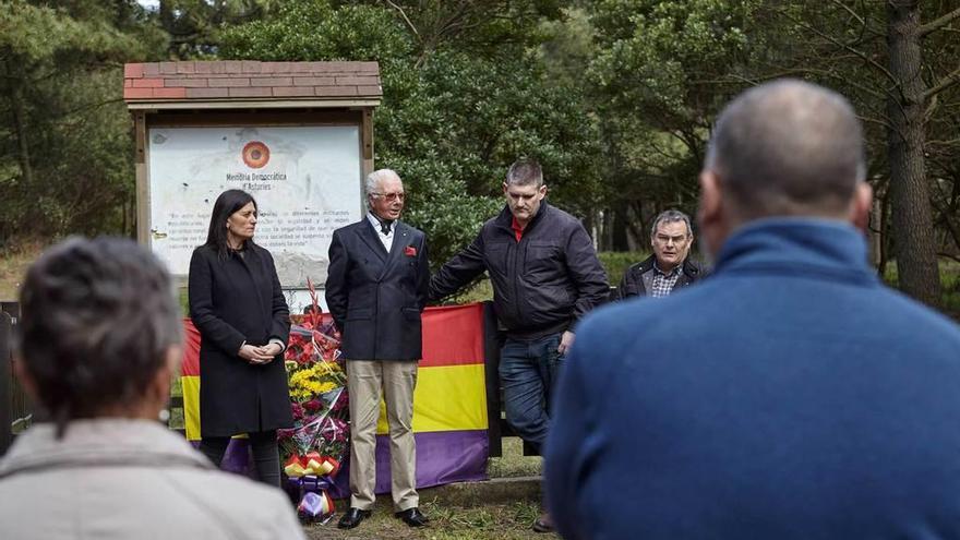 IU homenajea a las víctimas del franquismo en el pinar de Salinas