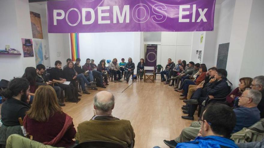 Hombres harán de cuidadores en la sede de Podemos de Elche para facilitar la huelga de mujeres