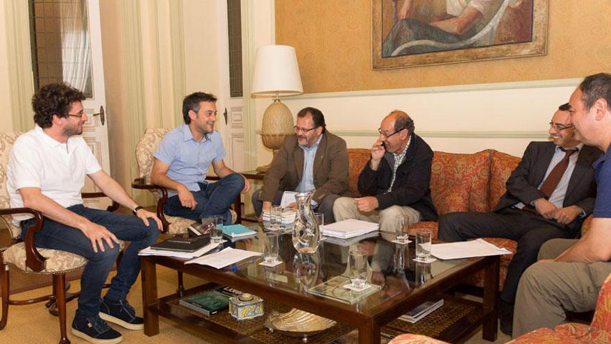 Reunión del alcalde, Xulio Ferreiro, con la Comisión pola Recuperación da Memoria Histórica.