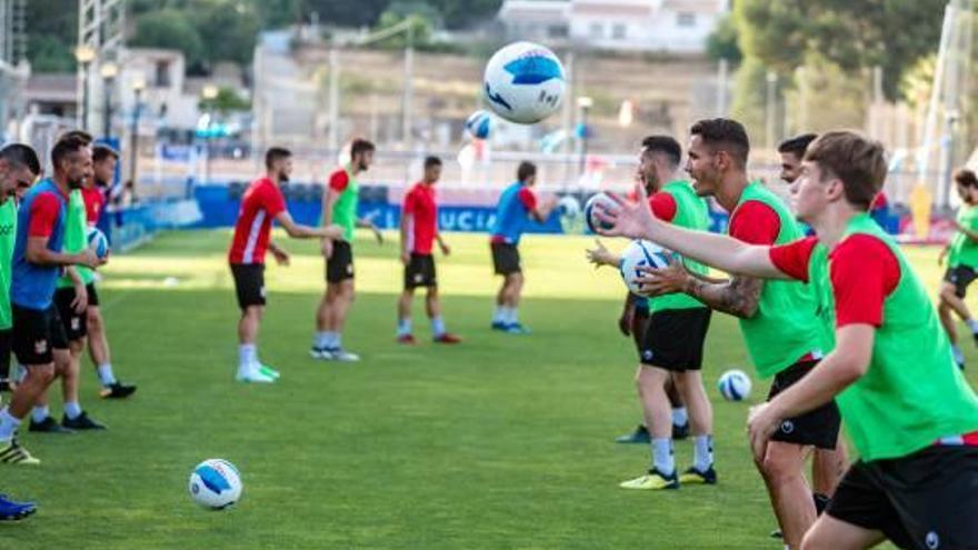 Los futbolistas de La Nucía en un entrenamiento de pretemporada.