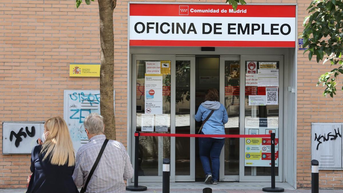 Una dona entra a una oficina del SEPE