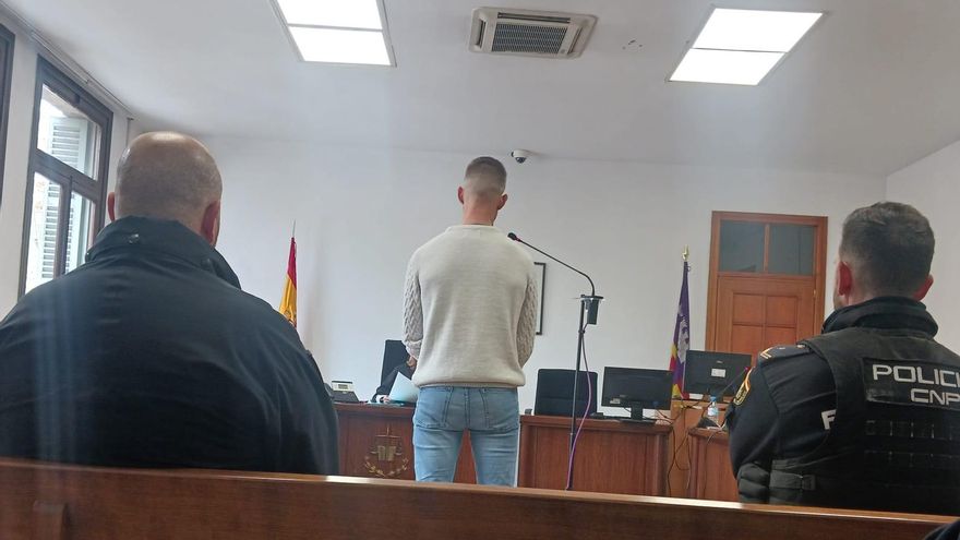 El joven acusado, durante la vista oral celebrada en los juzgados de Vía Alemania, en Palma.