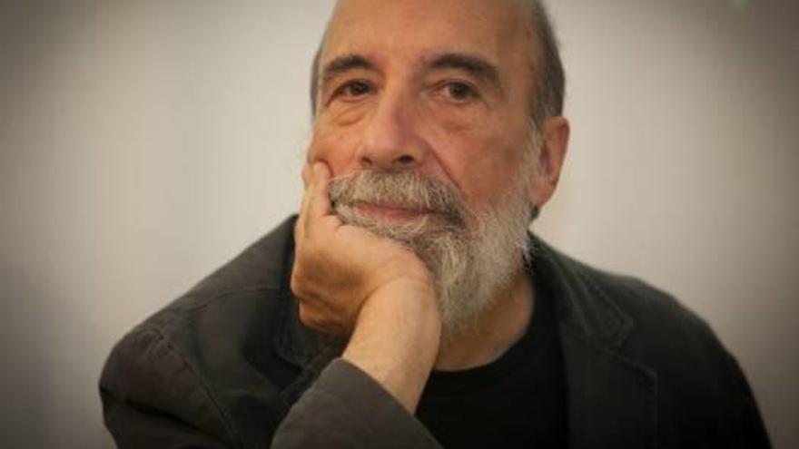 Tres profesores de la UA editan un libro sobre el poeta Raúl Zurita