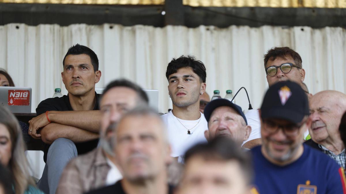 Alejo Sarco, en la grada de blanco, viendo el Marino-Sporting.