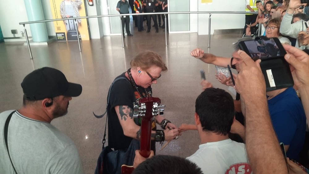 Guns N' Roses llega a Vigo y desata la locura de varios seguidores que les esperaban en Peinador