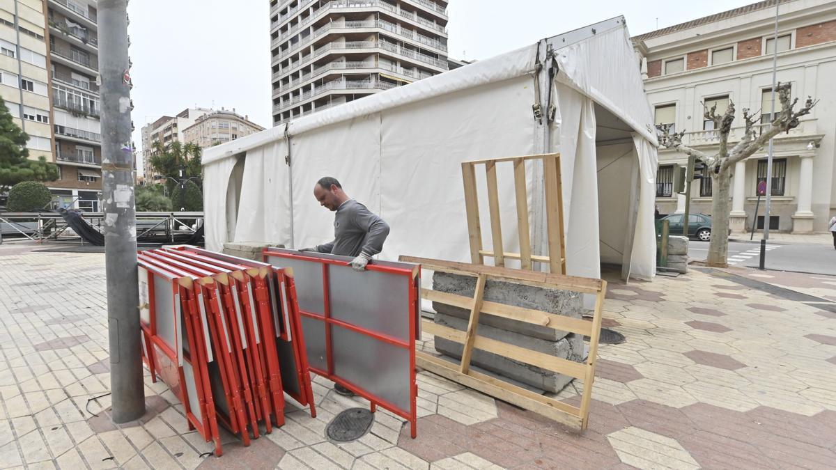 Tareas de desmontaje de carpas y vallas en la plaza María Agustina.