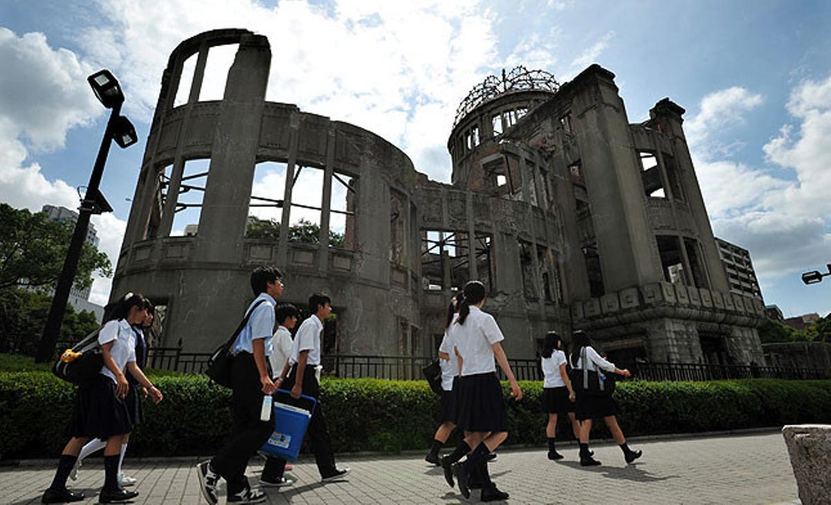 Uns estudiants passen davant la cúpula de la Bomba A, al parc de la Pau, a Hiroshima (Japó), en la vigília del 66è aniversari de l’atac.