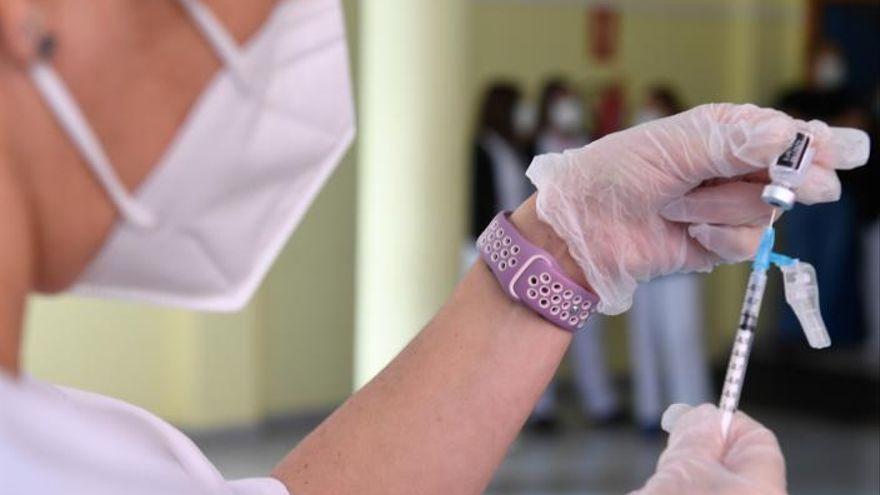 Una enfermera prepara la vacuna en el Centro de Salud de Escaleritas.
