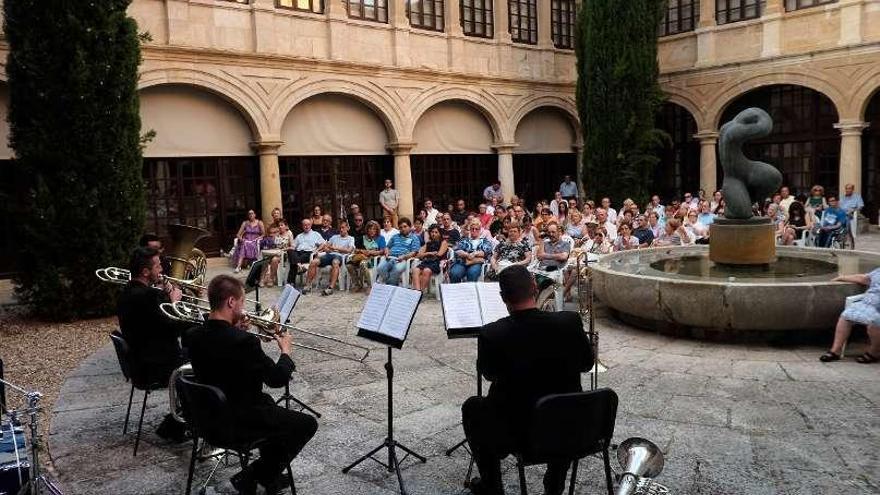 STTBO pone la nota musical a la noche en el claustro de la Diputación