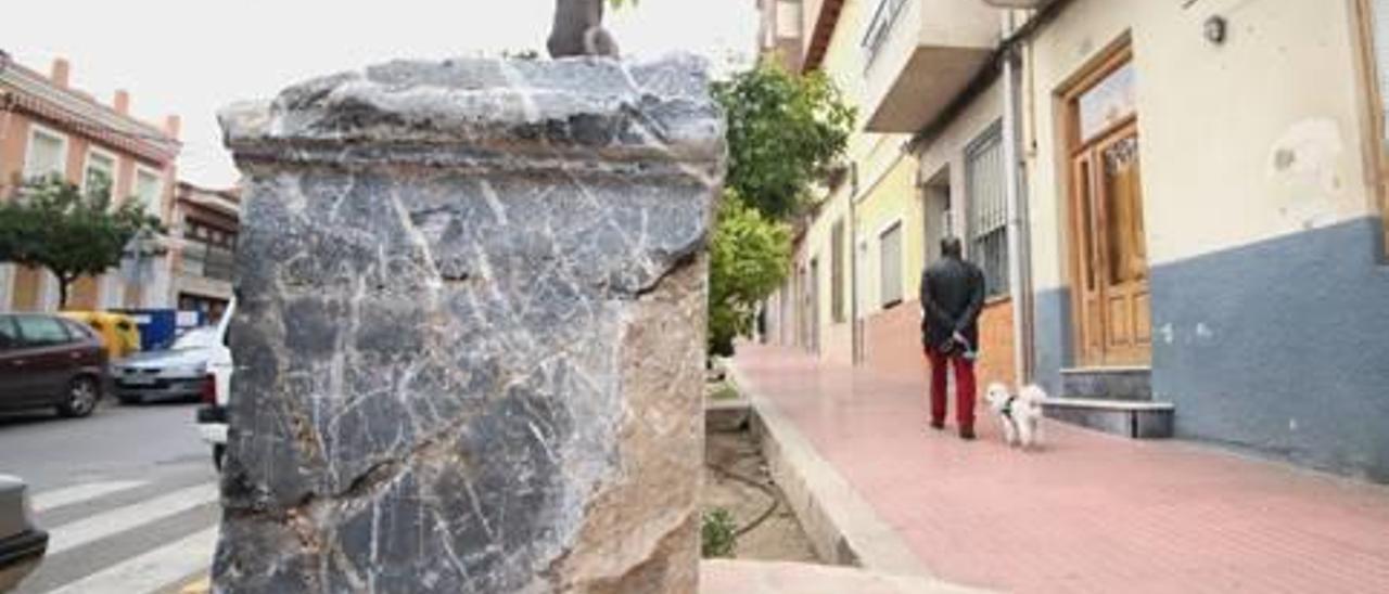 Pedestal de piedra que soportaba el busto del rey Carlos IV, que acaba de ser recuperado.