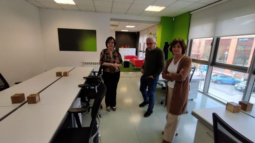 Por la izquierda, Marta Pérez, José Antonio Vega e Isabel Morán, en el nuevo espacio de Valnalón. | D. O.