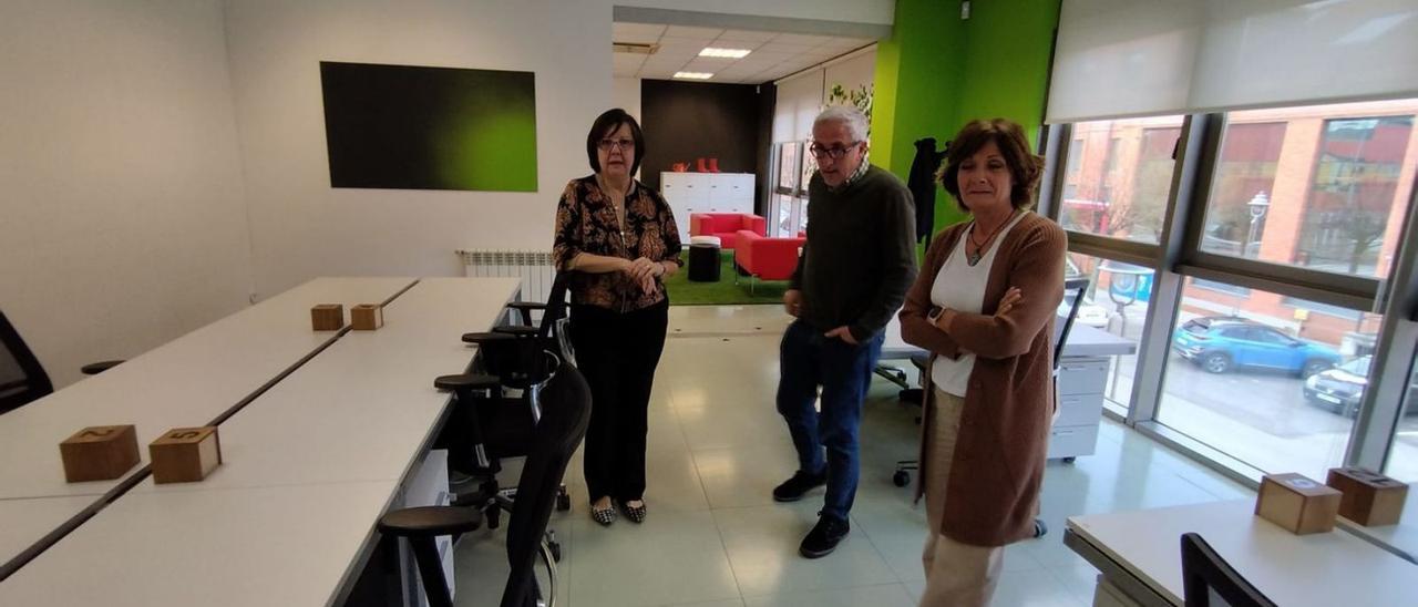 Por la izquierda, Marta Pérez, José Antonio Vega e Isabel Morán, en el nuevo espacio de Valnalón. | D. O.