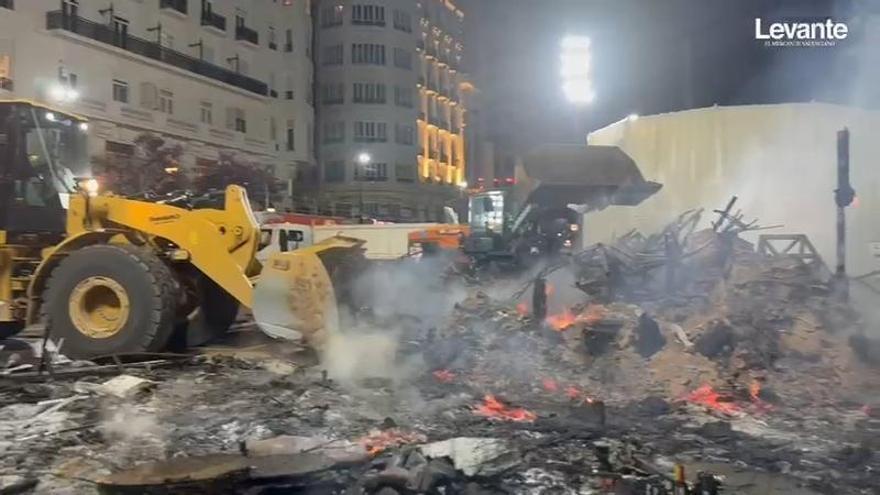 Los servicios municipales ya trabajan a contrarreloj para limpiar la ciudad tras las Fallas