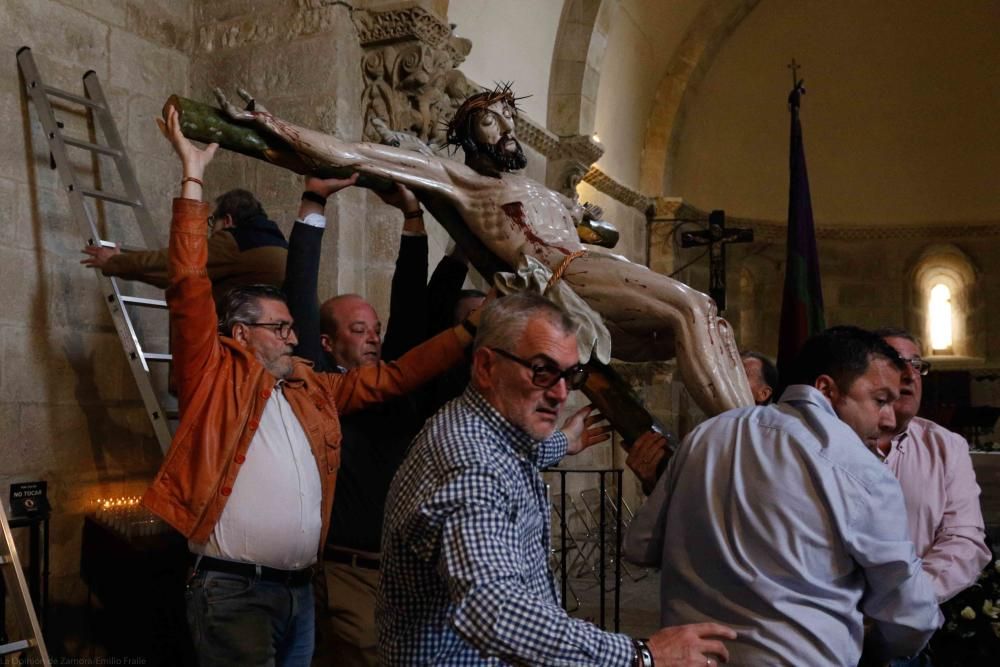 Preparativos del Cristo del Amparo para las Capas