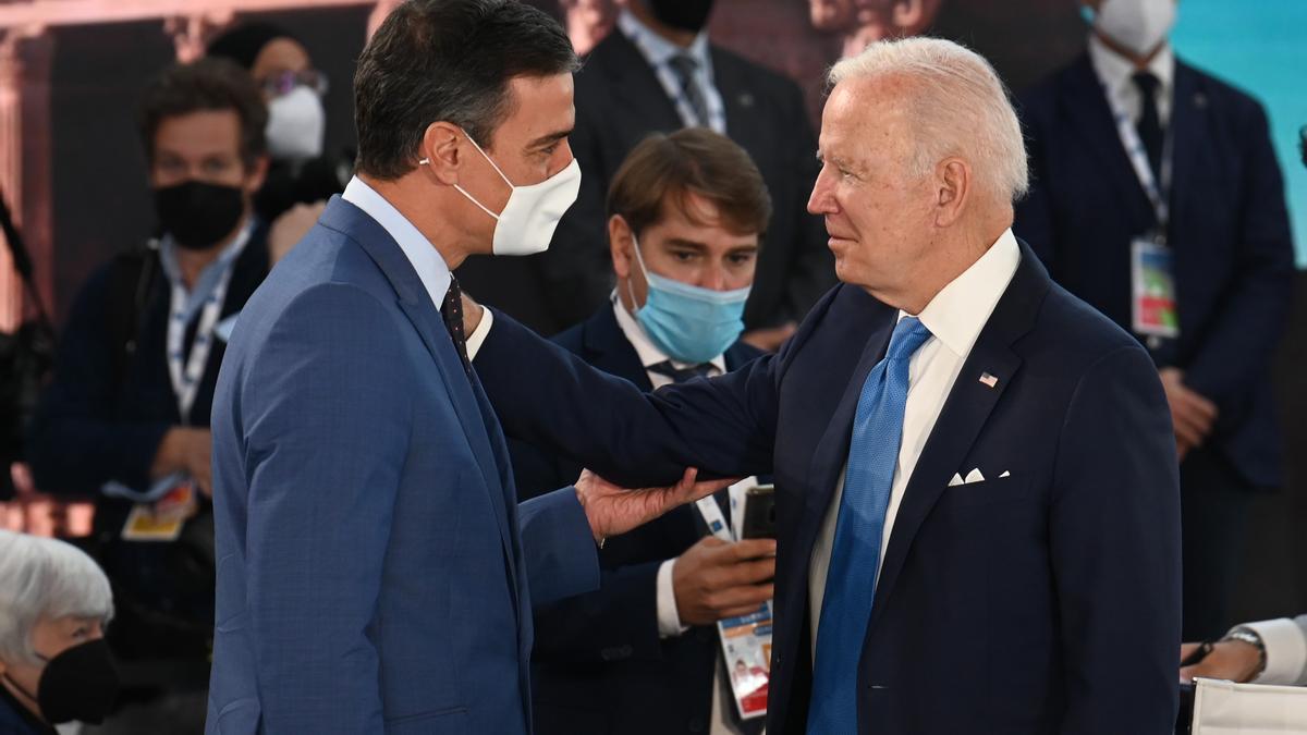 El presidente del Gobierno, Pedro Sánchez (i), conversa con el presidente de Estados Unidos, Joe Biden (d), durante la cumbre del G20, en el centro de congresos de la Nuvola, a 20 de octubre de 2021, en Roma (Italia).