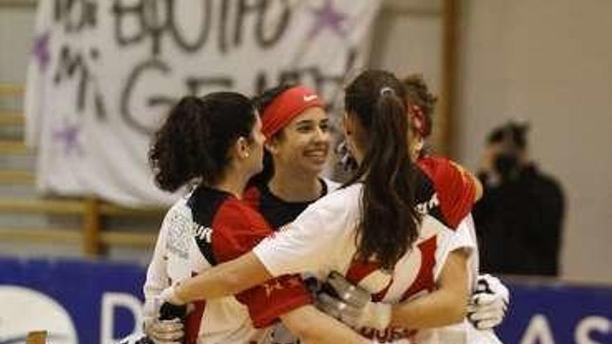 Las jugadoras del Hostelcur se abrazan tras un gol.