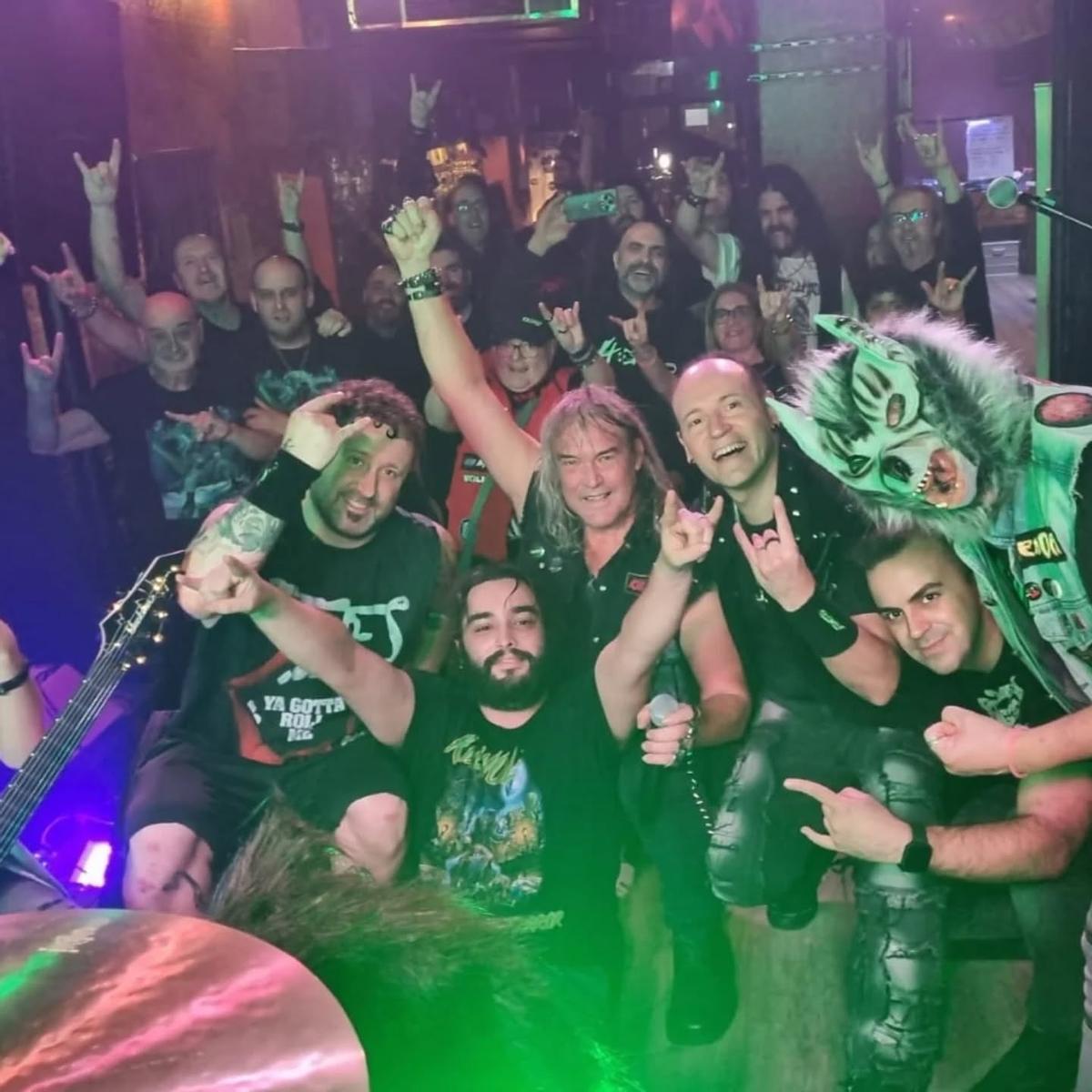 El ambiente tras uno de los conciertos en el pub heavy más antiguo de Zaragoza.