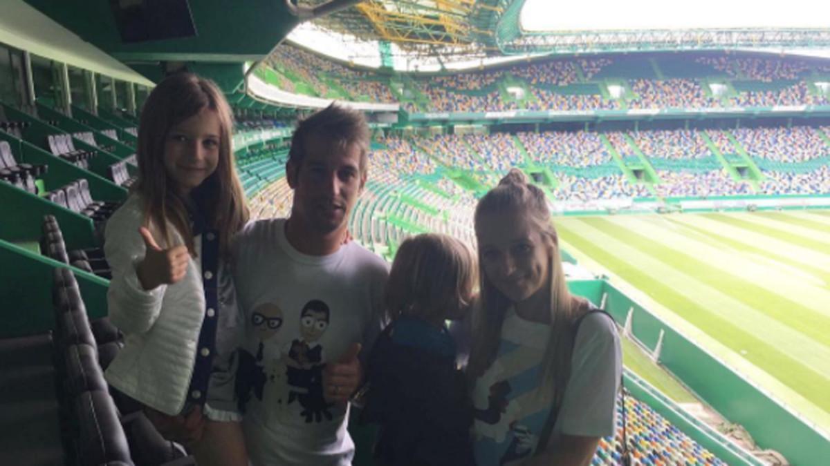 Fabio Coentrao con su familia en el estadio José Alvalade del Sporting de Portugal