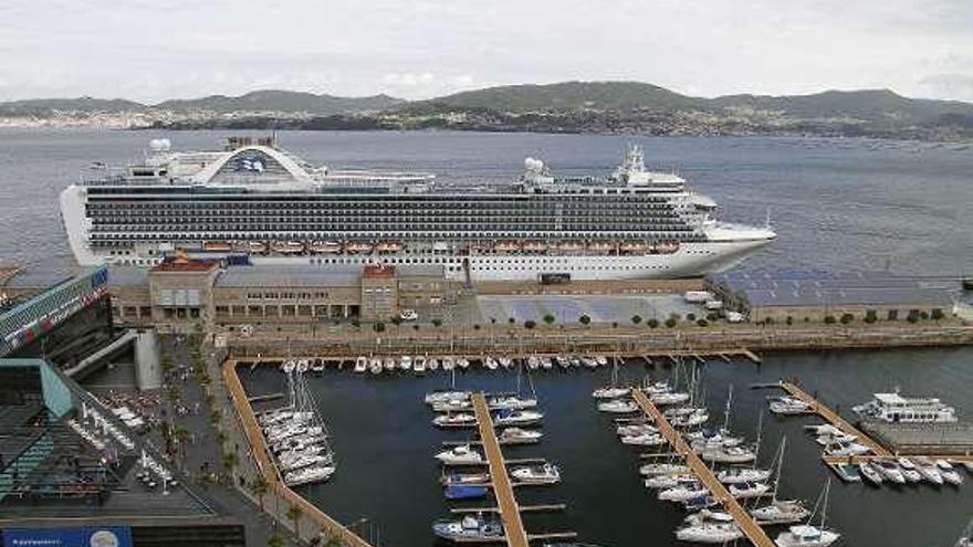 El &quot;Emerald Princess&quot; atraca con 3.000 cruceristas