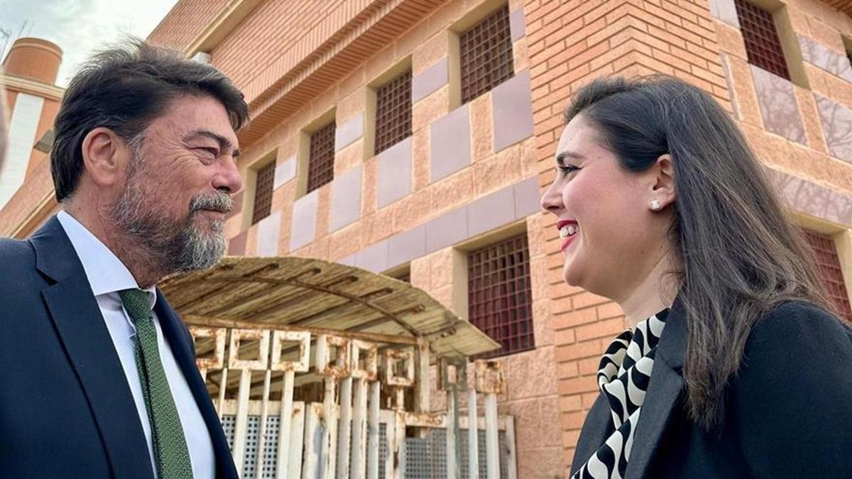 Protestas frente al Ayuntamiento de Alicante durante el pleno por la polémica de Les Naus