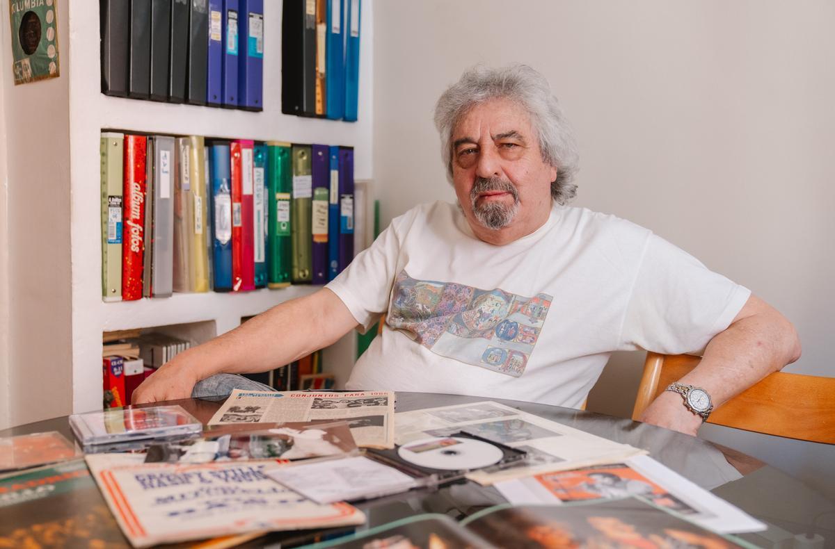 Salvador Arevalillo, en una foto actual en su casa de Madrid, rodeado de recuerdos que ilustran la pasión por el rock que ha marcado su vida.