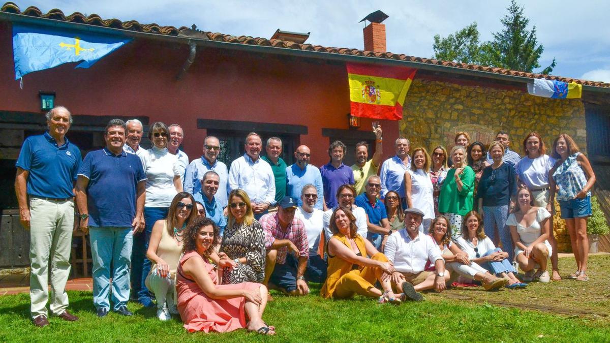 Grupo de asturianos residentes en  Canarias, ayer en El Berrón. | A. Paredes