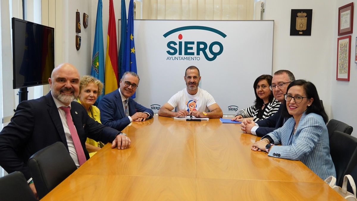 Por la izquierda, Luis Pérez, María Nélida Fernández, delegada del Colegio de Abogados de Oviedo en Siero; Antonio González-Busto, Ángel García, María José García; Pedro Paulino Sánchez, y Ana Belén Rodríguez.