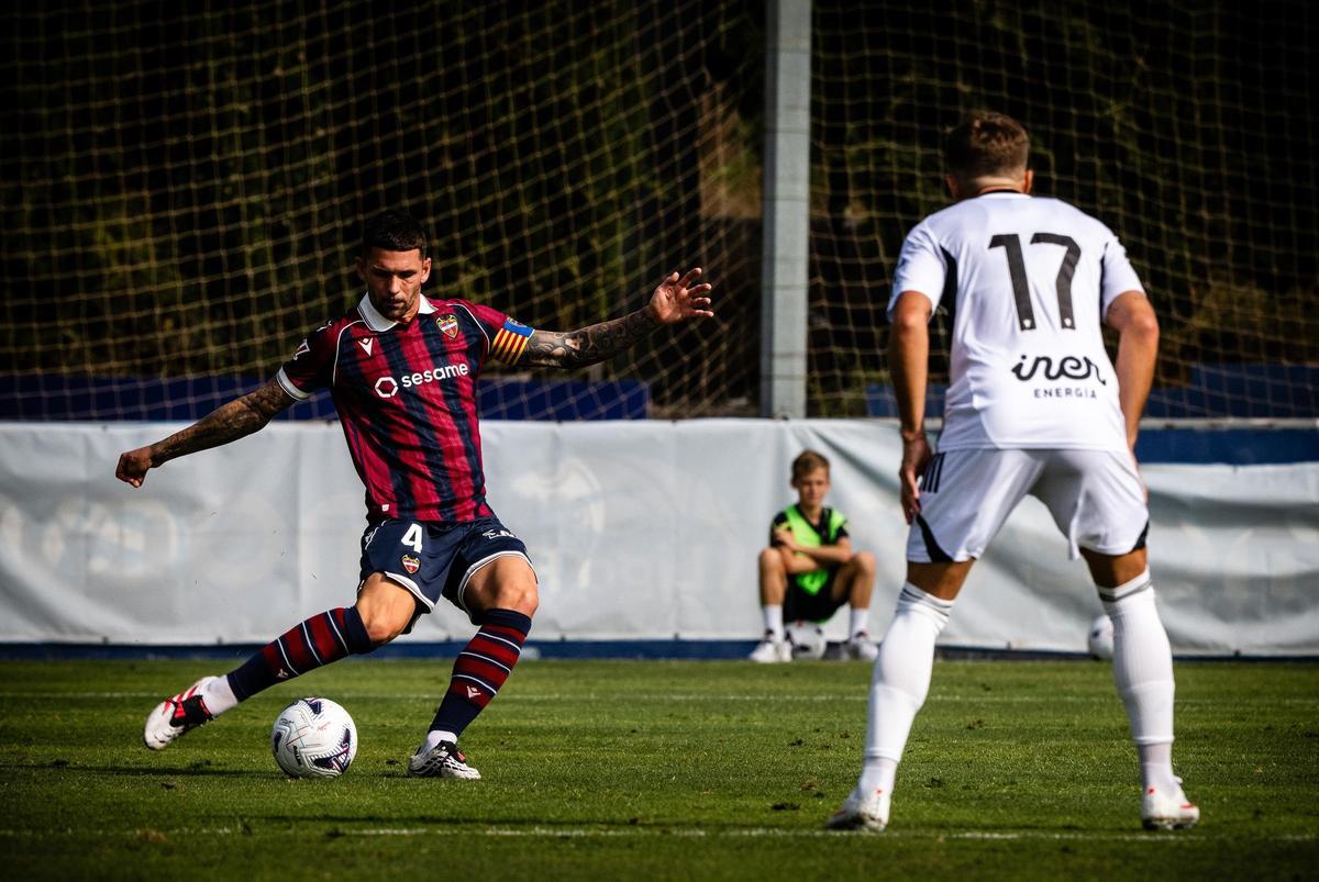 Dela chutando en el partido de pretemporada ante el Albacete