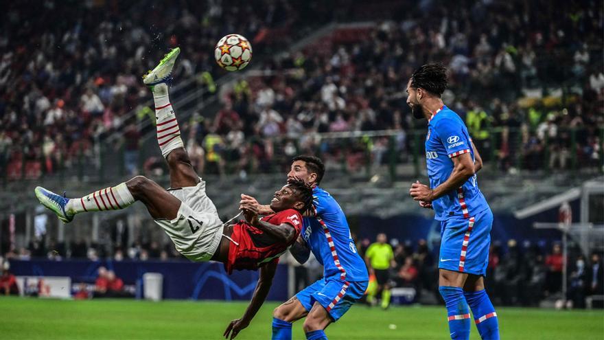 La increíble chilena que intentó Leao ante el Atlético