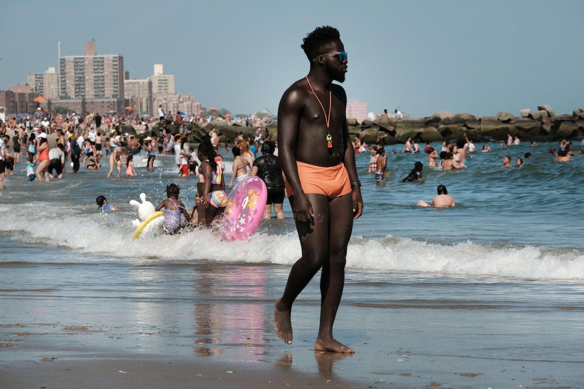 Un socorrista patrulla por la playa de Coney Island, en Brooklyn.