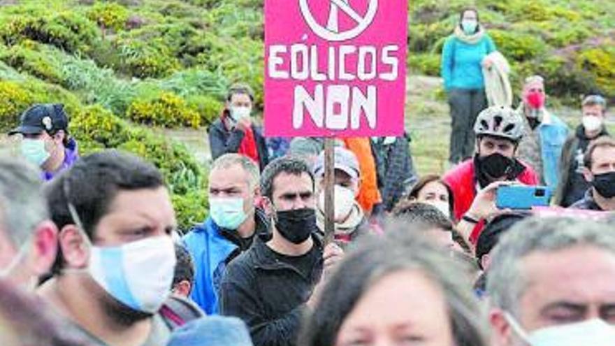 Protesta contra los parques eólicos en A Groba. |   // MARTA G. BREA