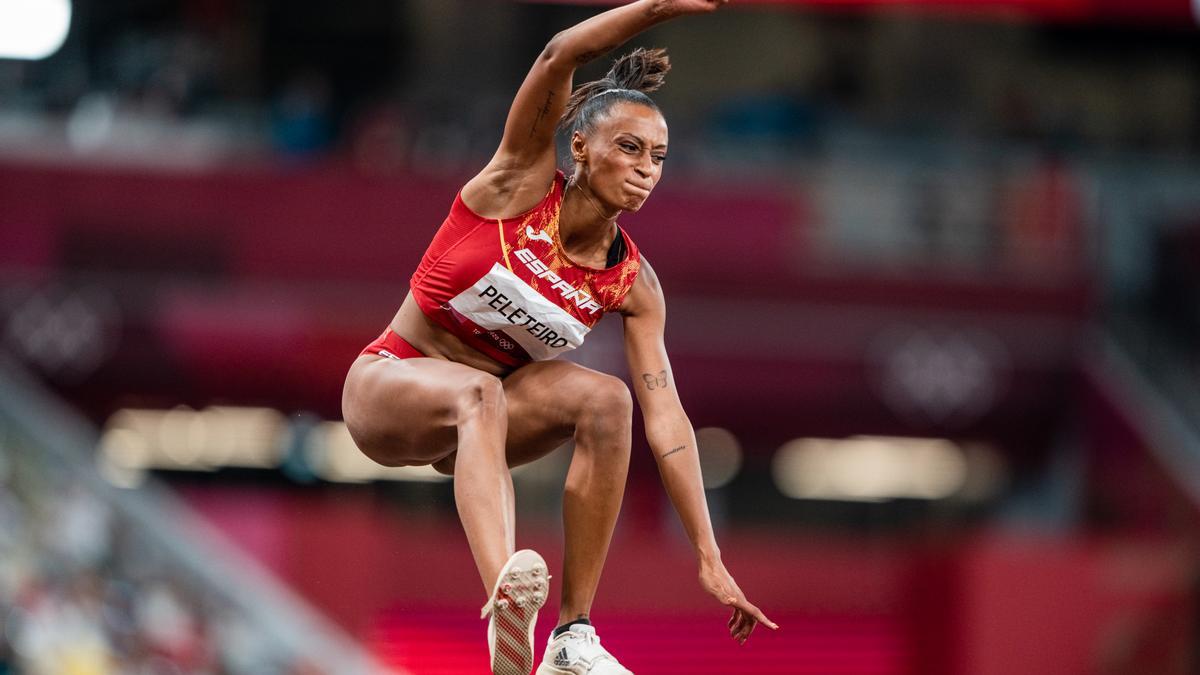 Ana Peleteiro es consagra amb el bronze en triple salt a Tòquio