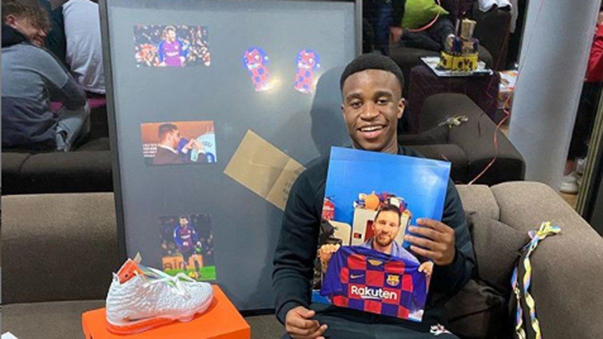 Youssoufa Moukoko muestra orgulloso el regalo que le ha enviado Leo Messi