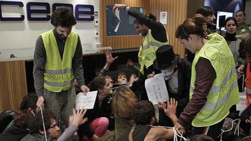 Los &#039;indignados&#039; llevan su protesta a la sede de la CEOE