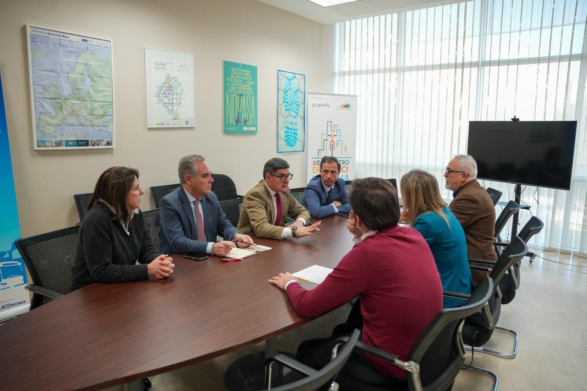 Los concejales del PP, Álvaro Pimentel y Juan Bueno, en su reunión con la portavoz de Vox, Cristina Peláez, sobre la Zona de Bajas Emisiones de La Cartuja