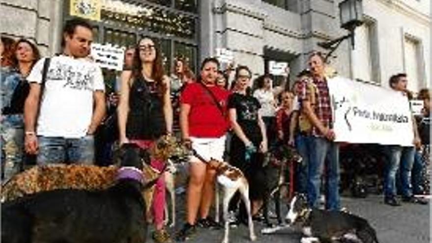 Els manifestants van cridar consignes contra la gestió del PP.